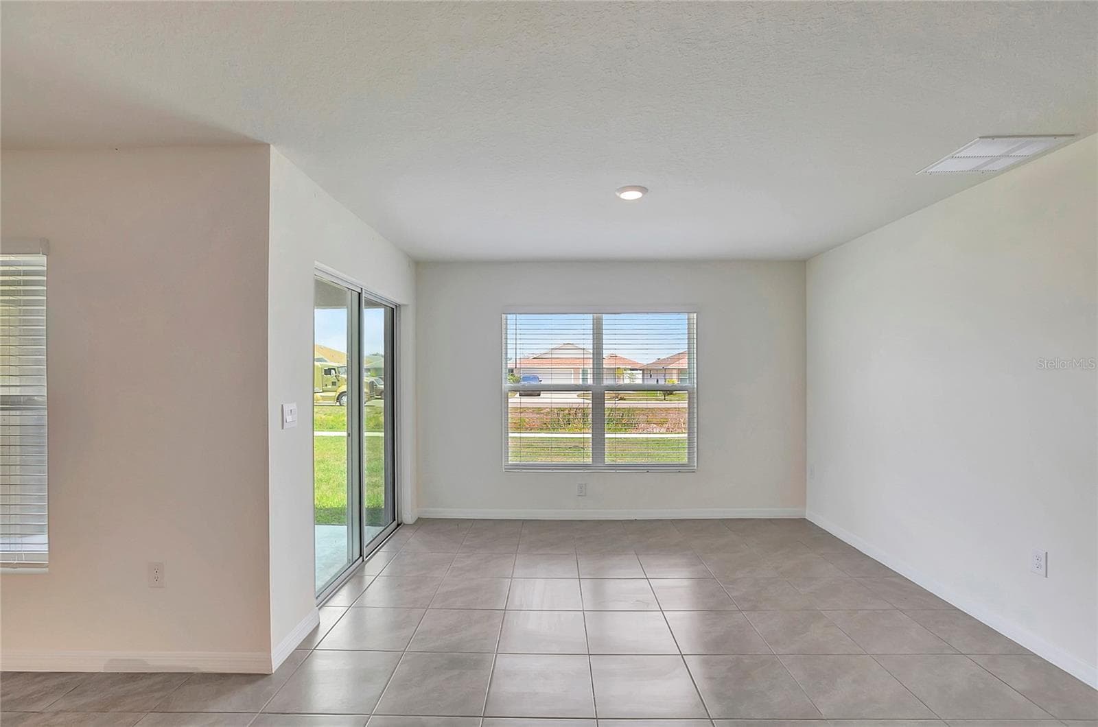 Single Family Residence at 810 ACE OUTLAW AVE, RUSKIN, photo 12 of 39