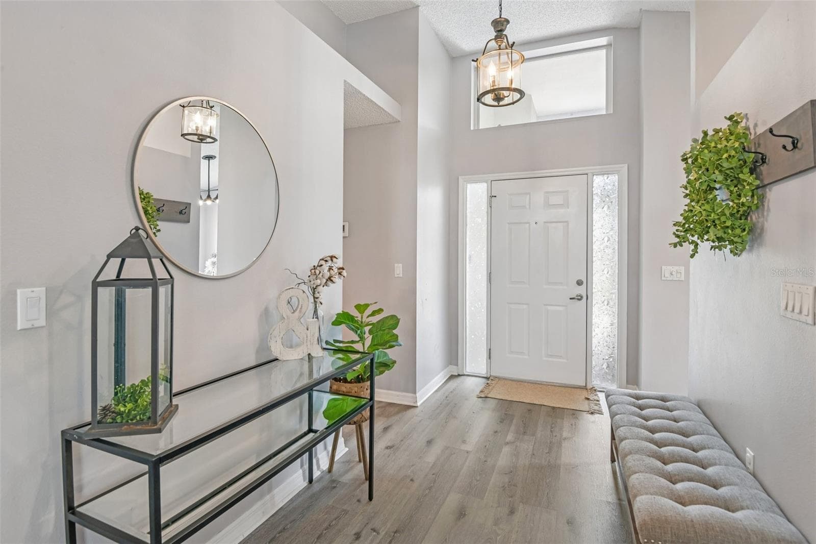 Light, bright welcoming foyer - 1129 DALESIDE LN, NEW PORT RICHEY