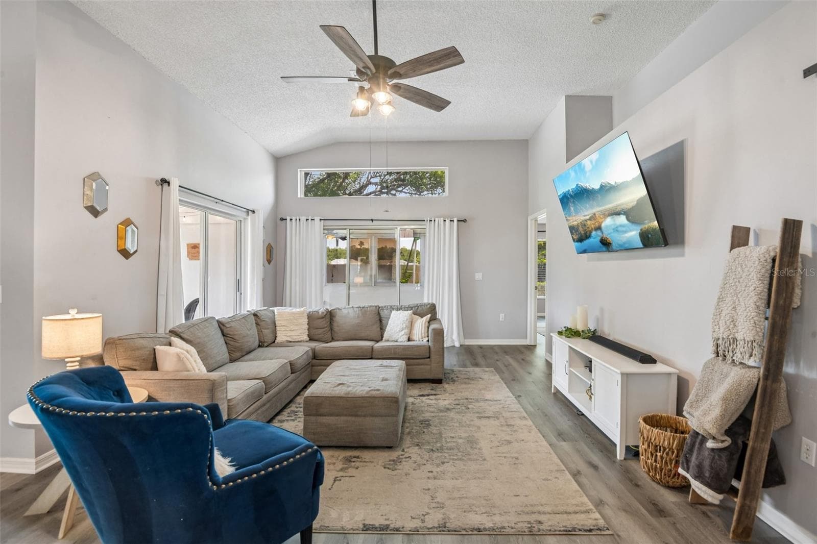 Spacious living area - 1129 DALESIDE LN, NEW PORT RICHEY
