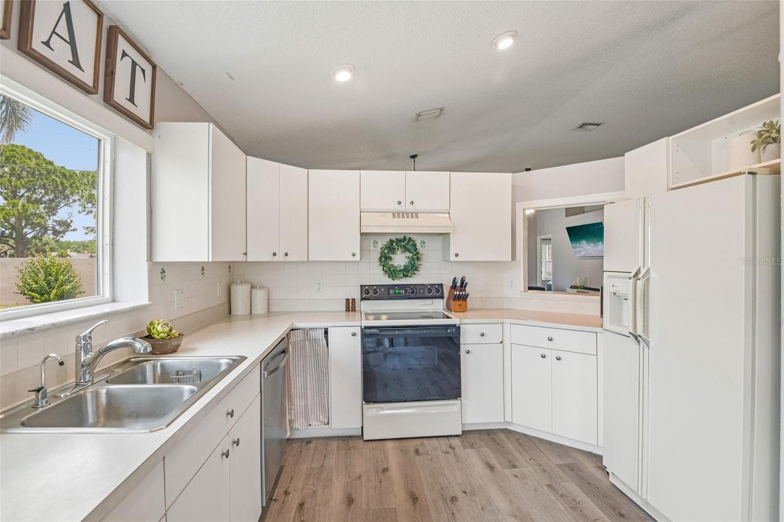 Light and bright kitchen - 1129 DALESIDE LN, NEW PORT RICHEY