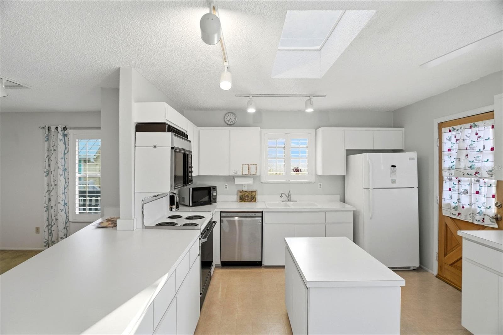 Kitchen - 110 GEORGIA AVE. AVE, CRYSTAL BEACH