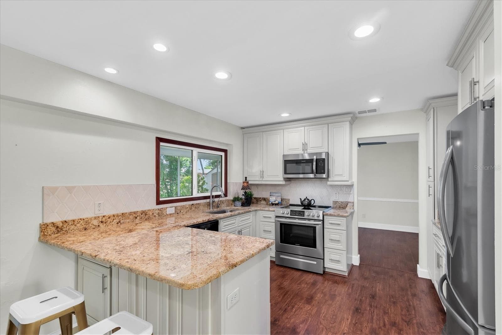 Breakfast bar seating perfect for casual dining and entertaining - 6212 20TH ST S, ST PETERSBURG