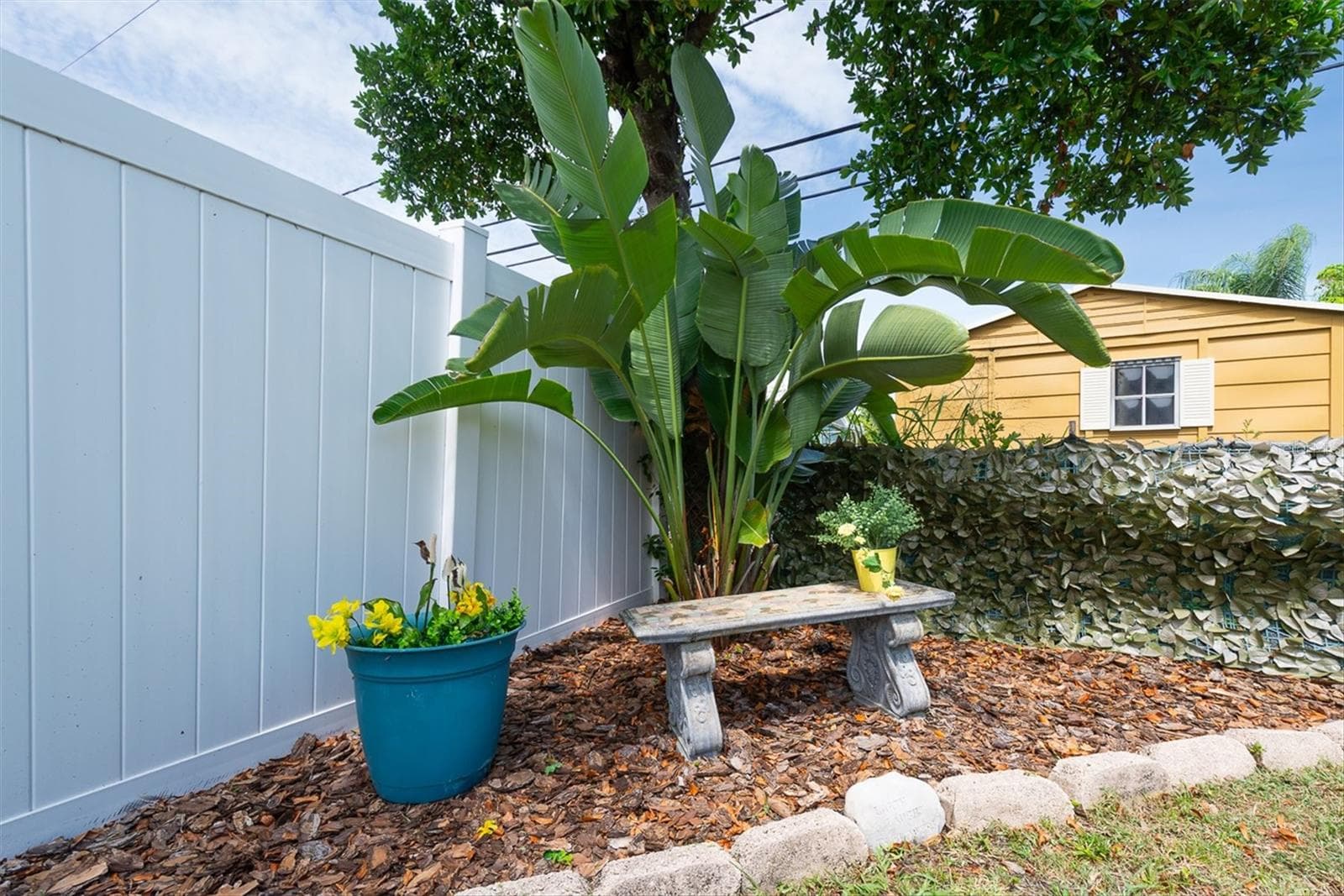 Beautifully landscaped backyard with relaxed Florida vibes - 6212 20TH ST S, ST PETERSBURG