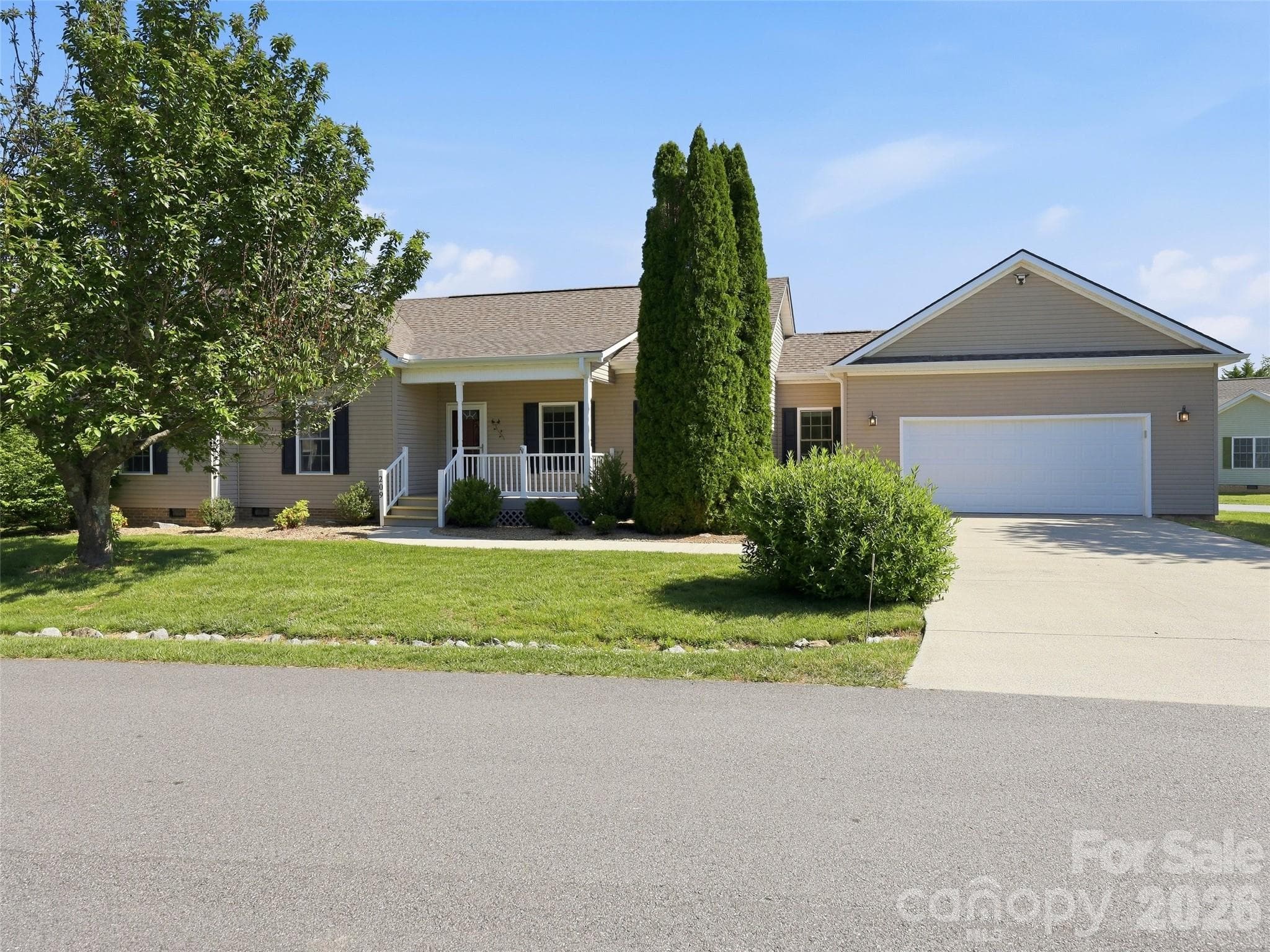 Single Family Residence at 209 Beechnut Drive, Hendersonville, photo 2 of 48