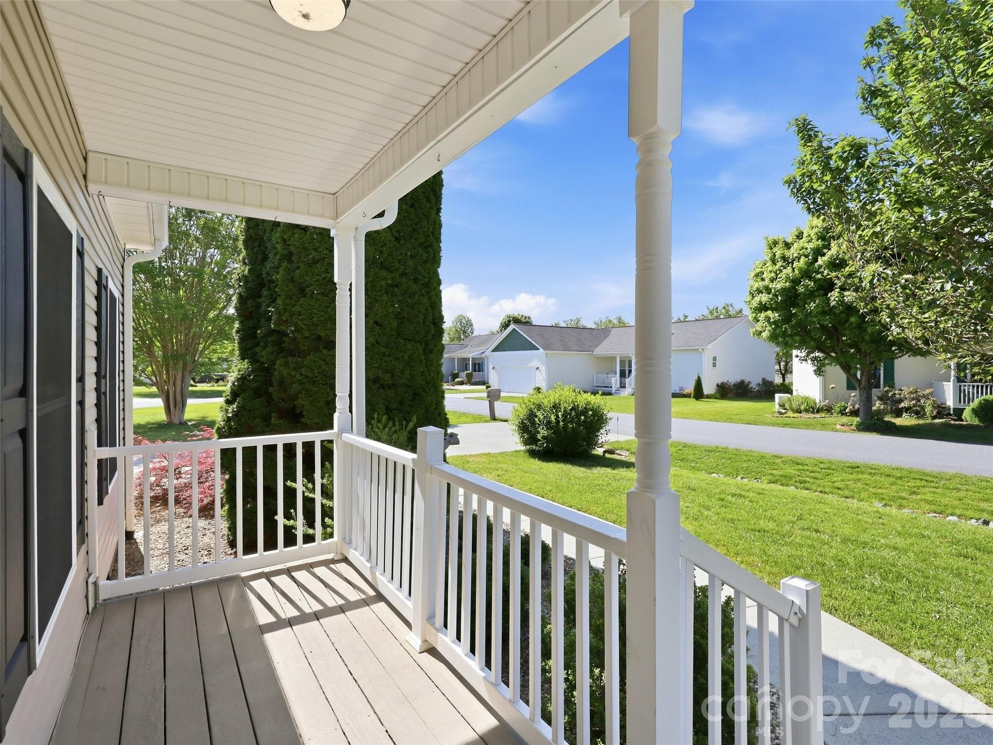 Single Family Residence at 209 Beechnut Drive, Hendersonville, photo 3 of 48
