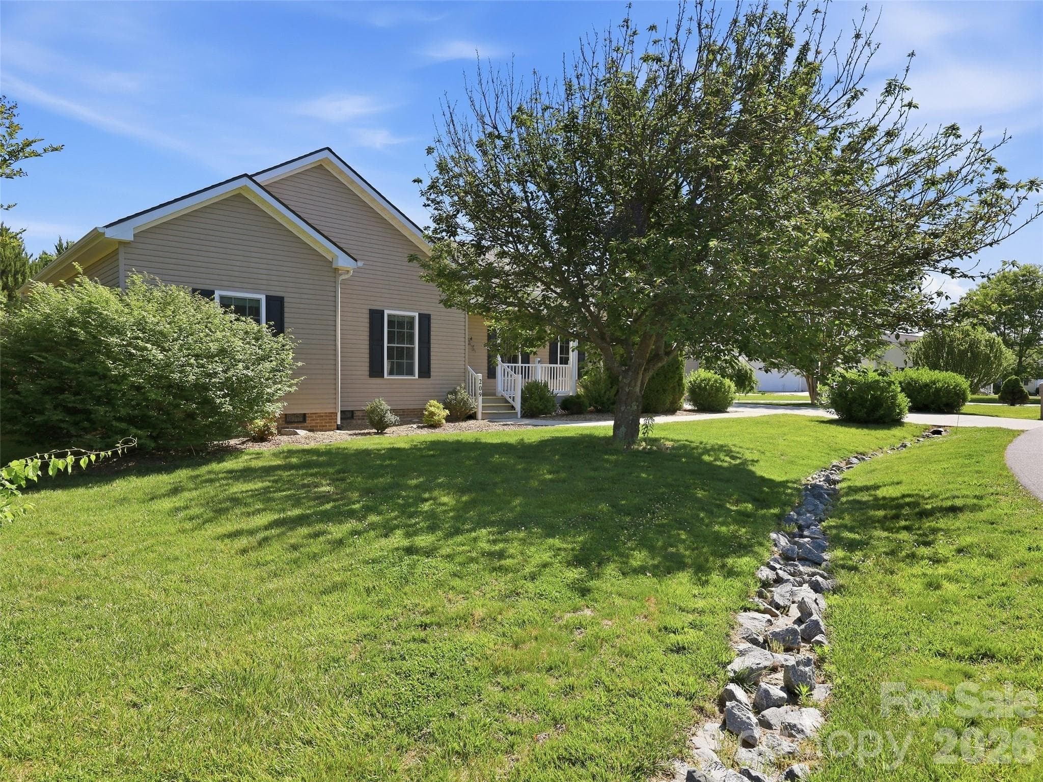 Single Family Residence at 209 Beechnut Drive, Hendersonville, photo 35 of 48