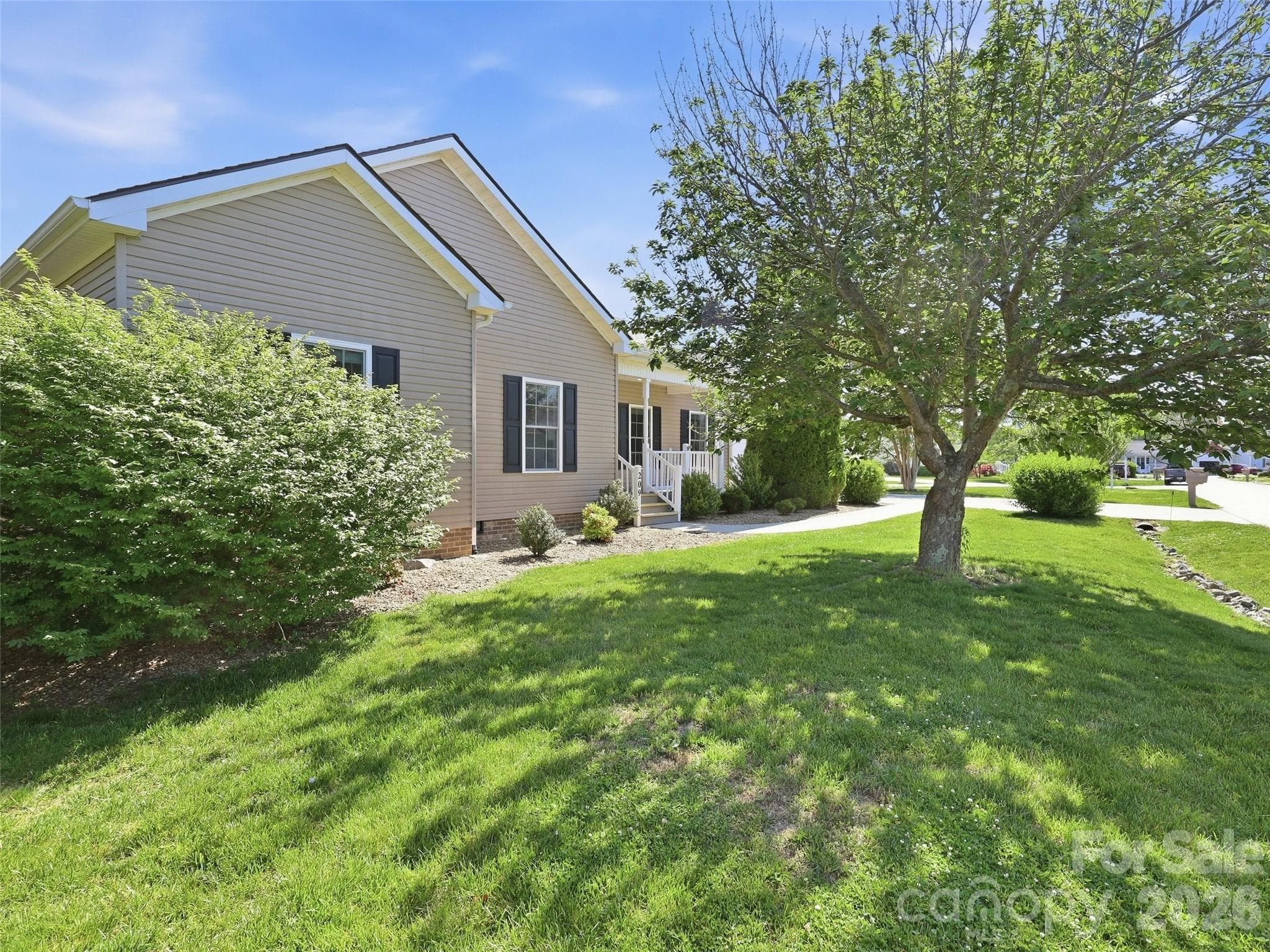 Single Family Residence at 209 Beechnut Drive, Hendersonville, photo 39 of 48