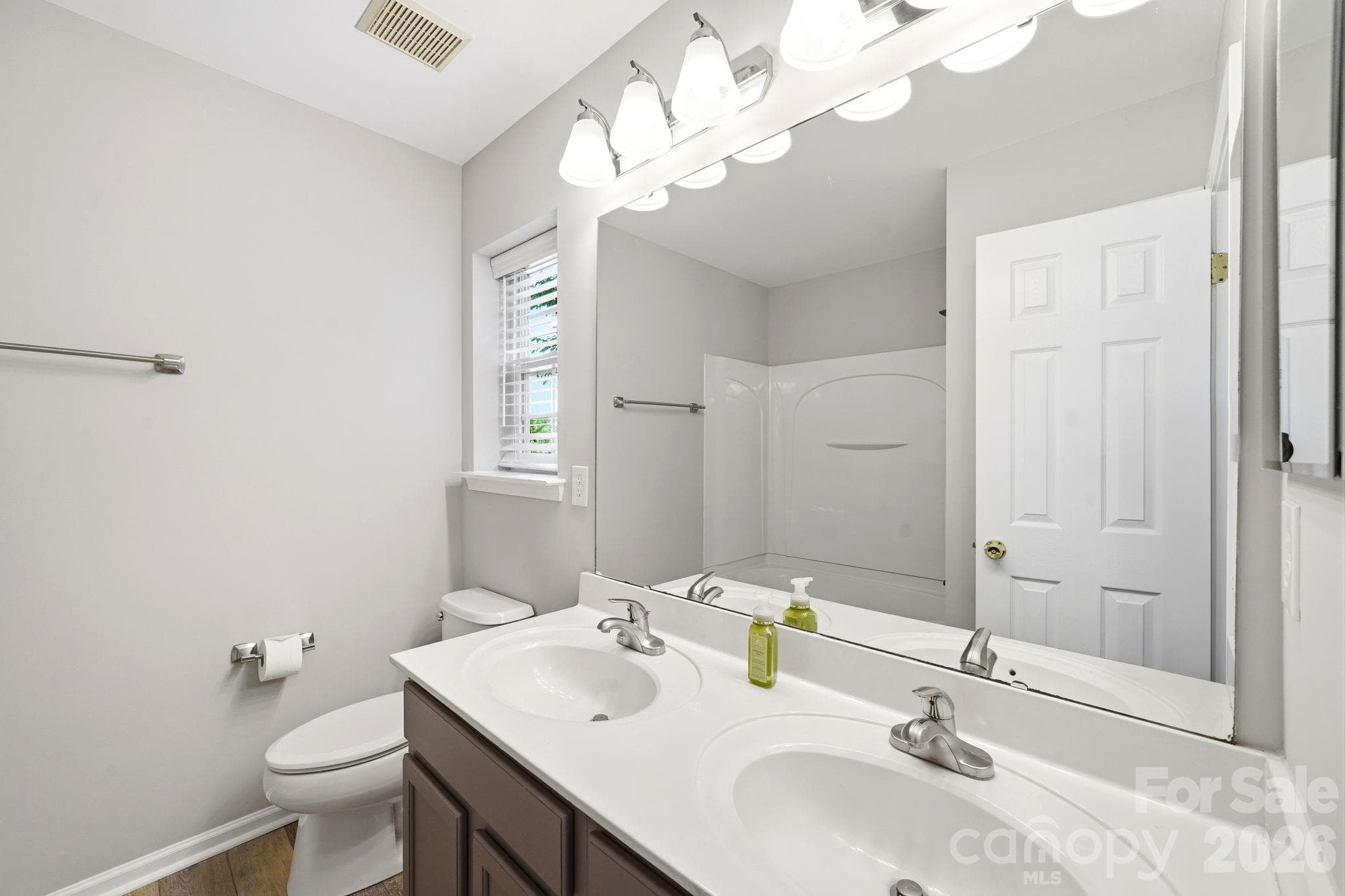 Tub/shower combo in guest room - 687 Rock Lake Glen, Fort Mill