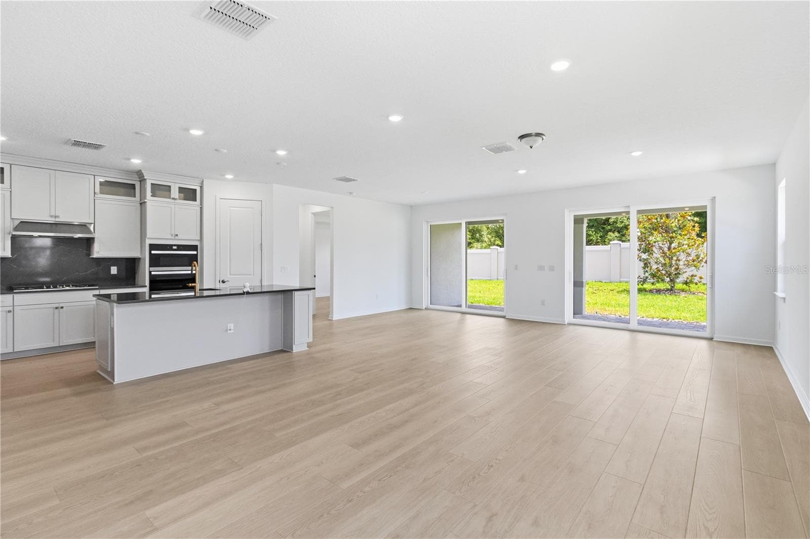 Bright main living area connected to the kitchen for easy conversation and flow. - 13824 SUNLIGHT MEADOW DR, RIVERVIEW