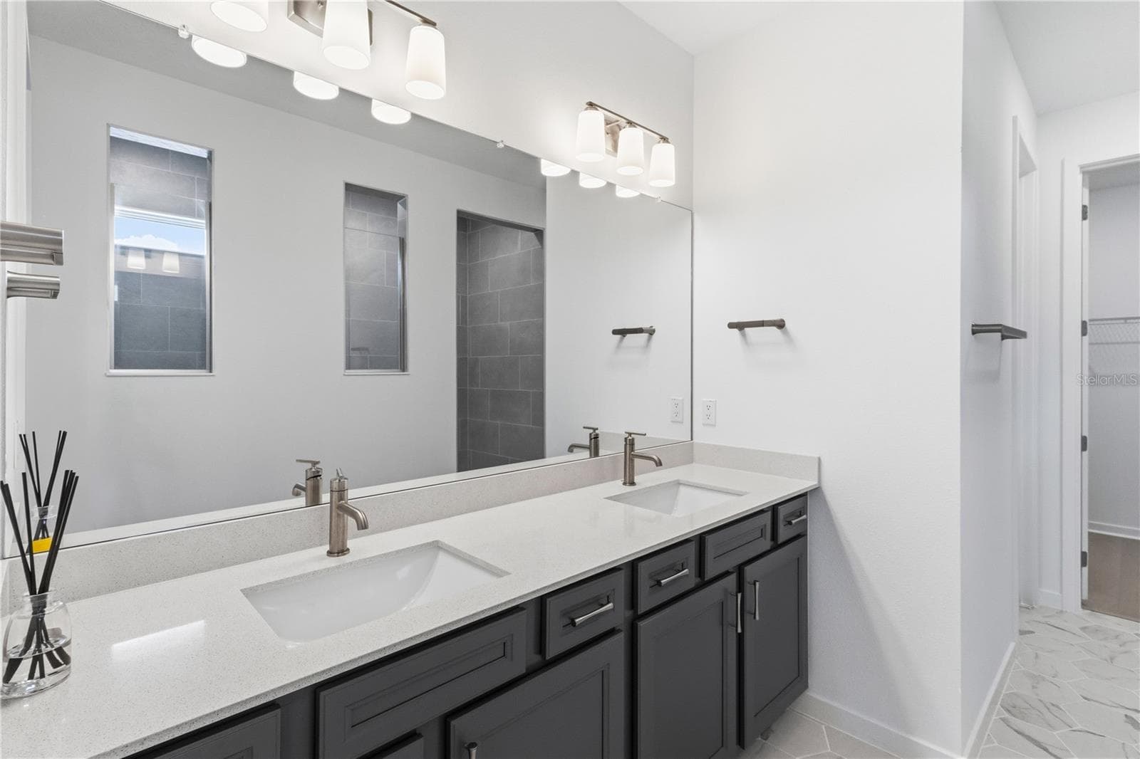 Beautiful primary bath with dual sinks, upgraded finishes, and everyday convenience. - 13824 SUNLIGHT MEADOW DR, RIVERVIEW