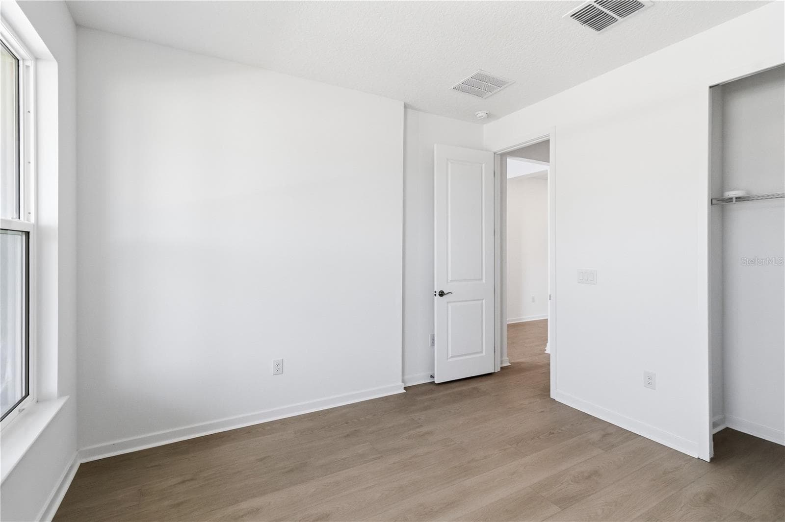 Spacious bedroom with a simple layout, bright walls, and flexible furniture options. - 13824 SUNLIGHT MEADOW DR, RIVERVIEW