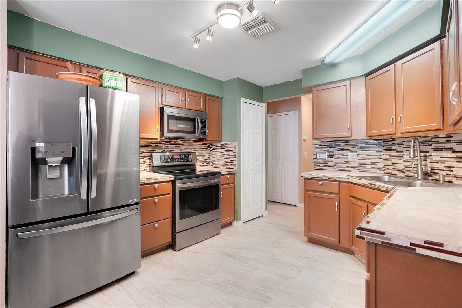 Kitchen - 10752 CRESCENDO LOOP, CLERMONT