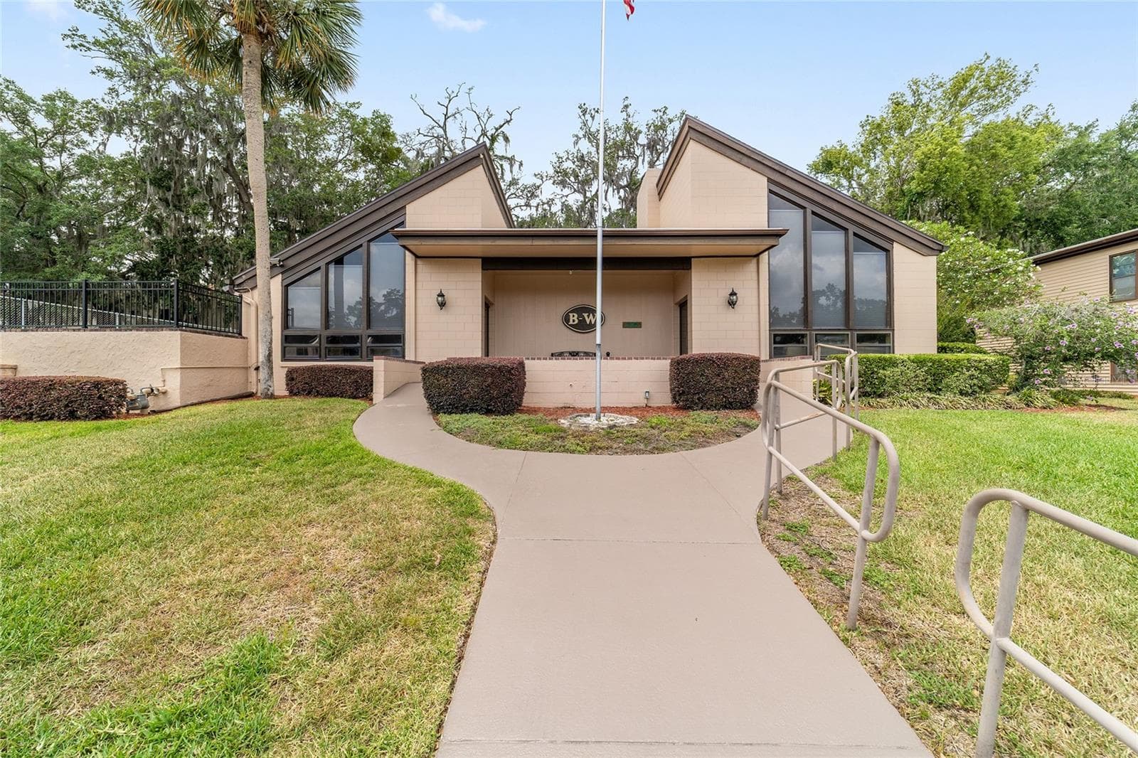 Club house entrance - 2415 NE 7TH ST #8, OCALA