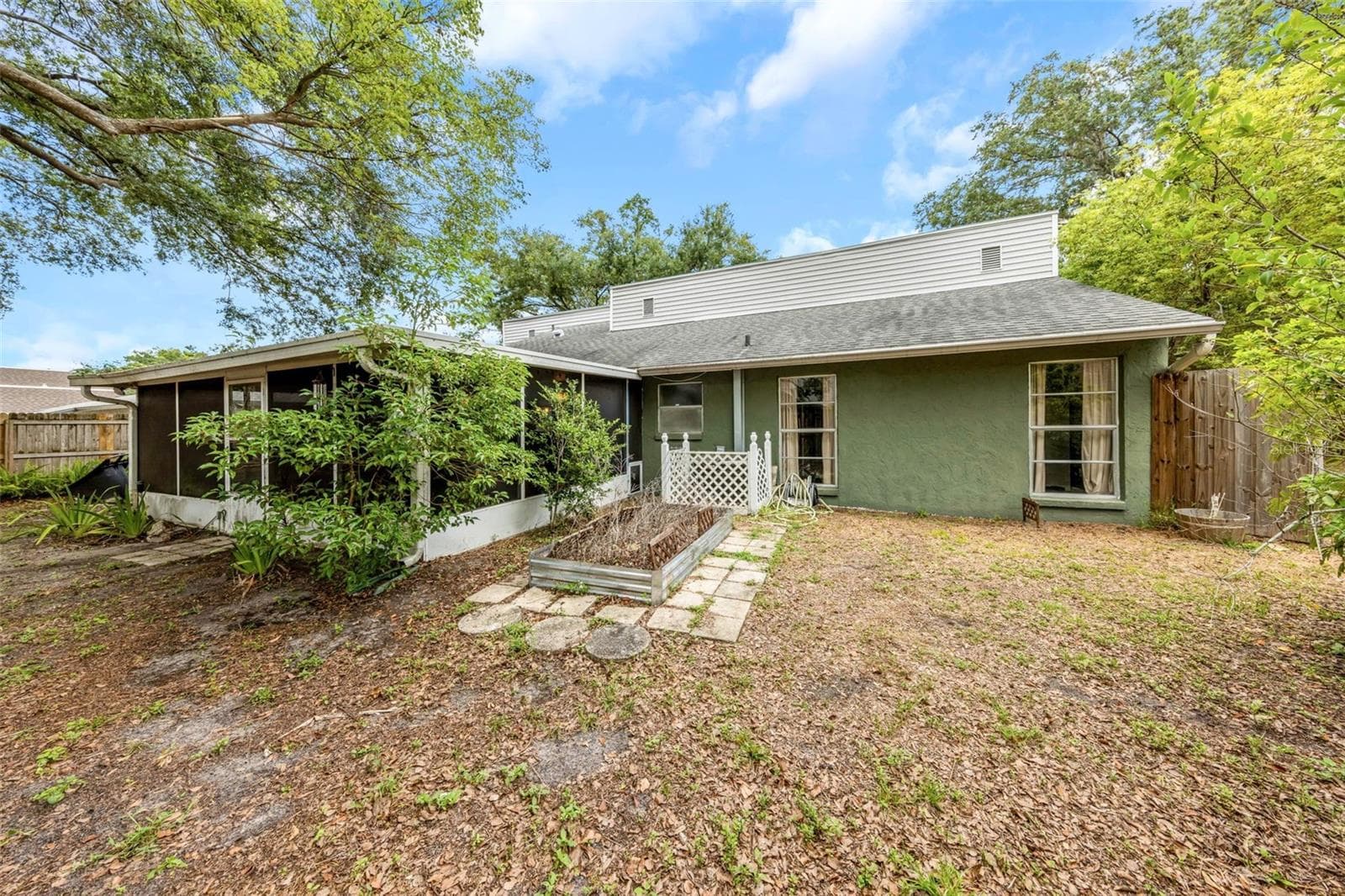 Rear Yard - Reverse View - 17704 RIVENDEL RD, LUTZ