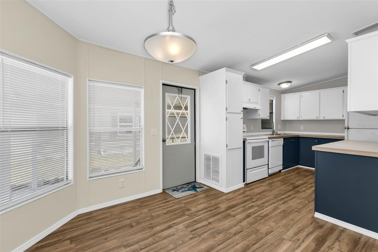 Manufactured Home at 503 MADONNA, NORTH PORT, photo 3 of 18