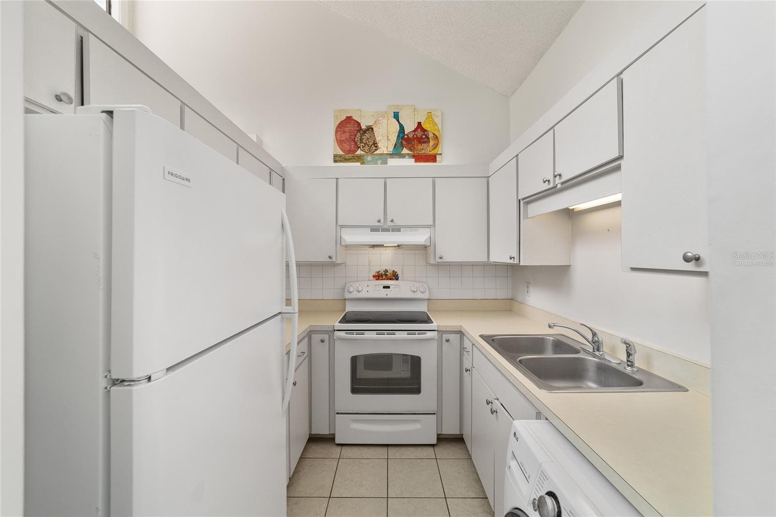 Cozy kitchen. Glass top range. Nice refrigerator - 2415 NE 7TH ST #8, OCALA