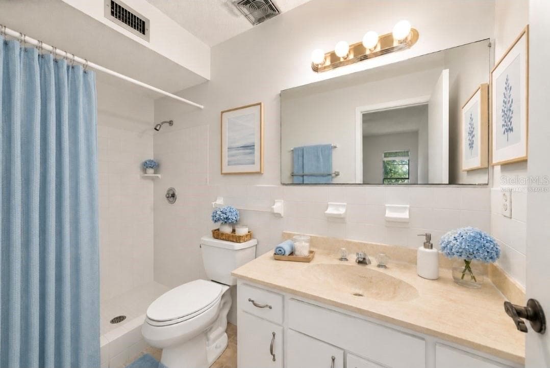 Primary bathroom(Partially virtually staged - 2415 NE 7TH ST #8, OCALA