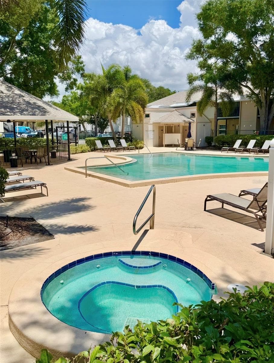 There's a hot tub to soothe your mind and body after a long day! - 3815 N OAK DR #G71, TAMPA