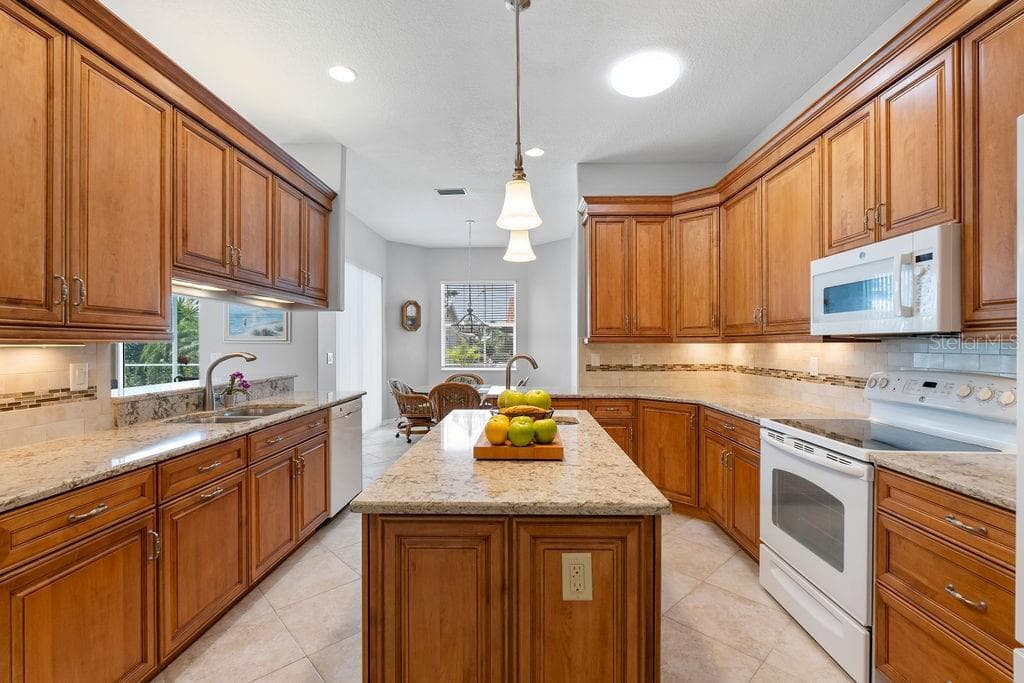 Single Family Residence at 1543 WATERFORD DR, VENICE, photo 18 of 63