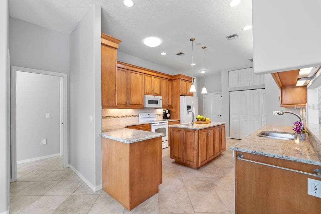 Single Family Residence at 1543 WATERFORD DR, VENICE, photo 21 of 63