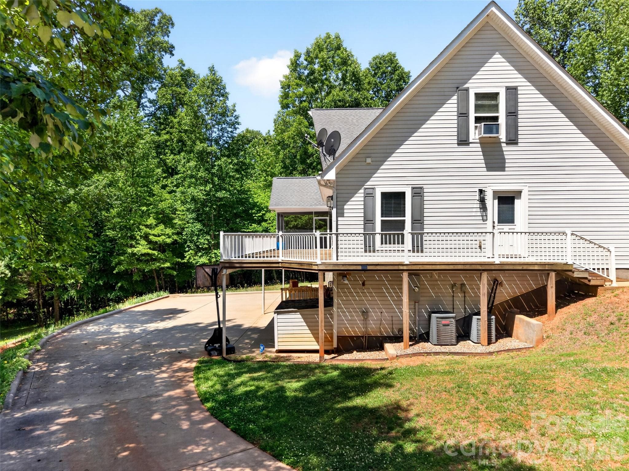 Driveway wraps around left side - 2977 Cabin Creek Drive, Catawba