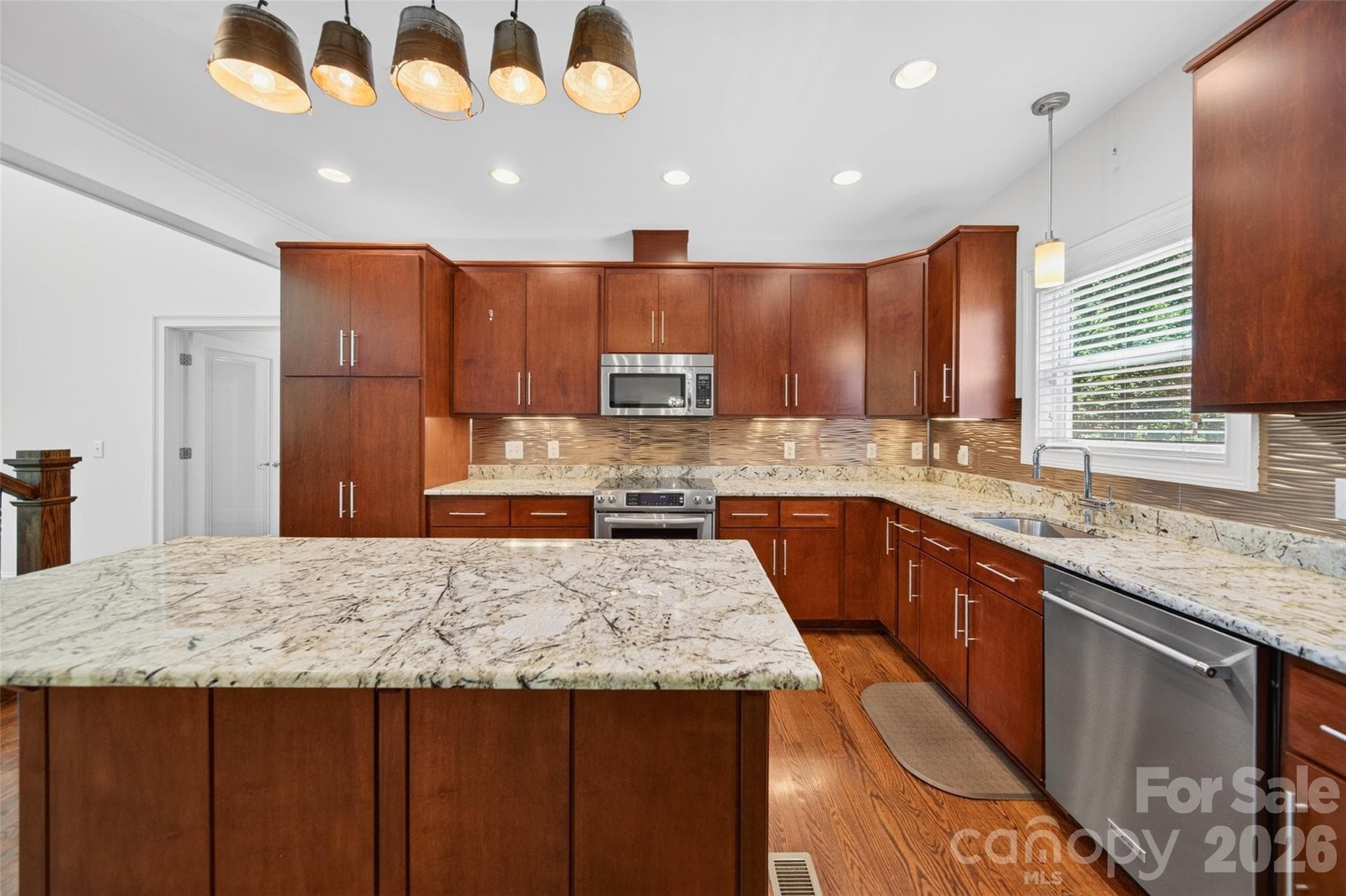 Gorgeous custom kitchen with granite countertops - 2977 Cabin Creek Drive, Catawba