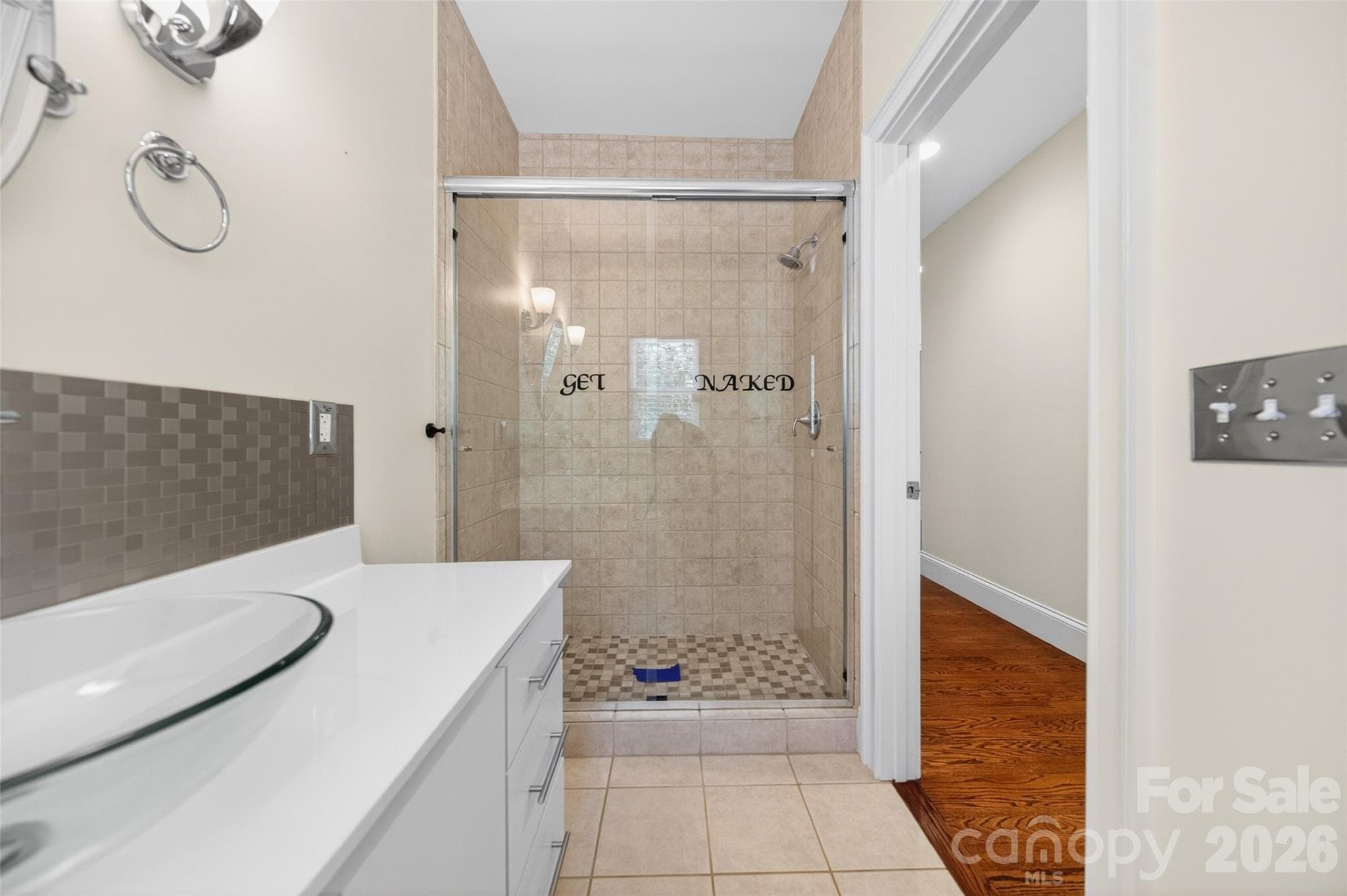 Hall bath with full size walk-in tiled shower - 2977 Cabin Creek Drive, Catawba