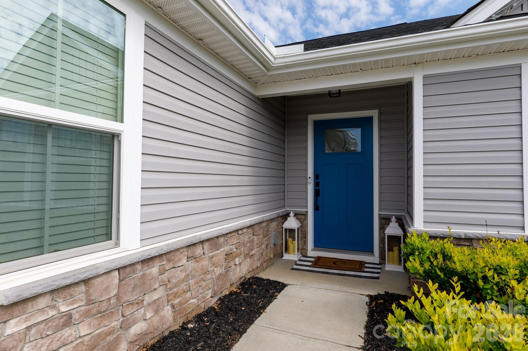 Single Family Residence at 329 Damask Drive, Lancaster, photo 4 of 25