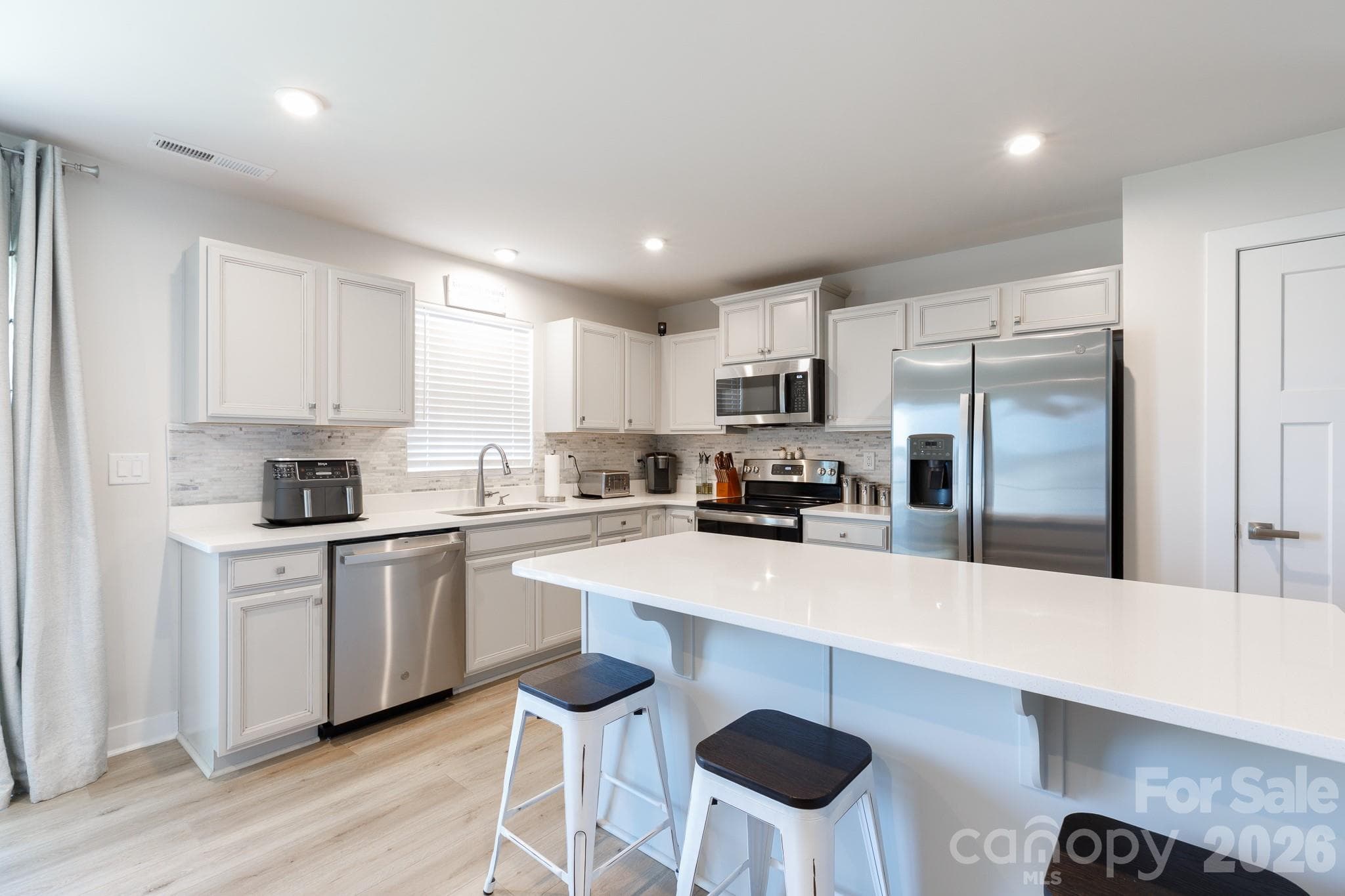 Single Family Residence at 329 Damask Drive, Lancaster, photo 9 of 25