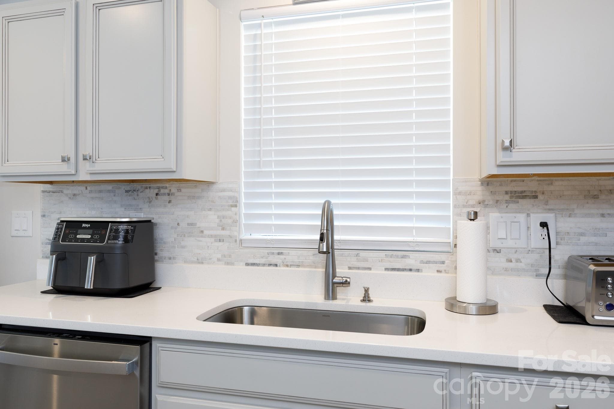 Single Family Residence at 329 Damask Drive, Lancaster, photo 10 of 25
