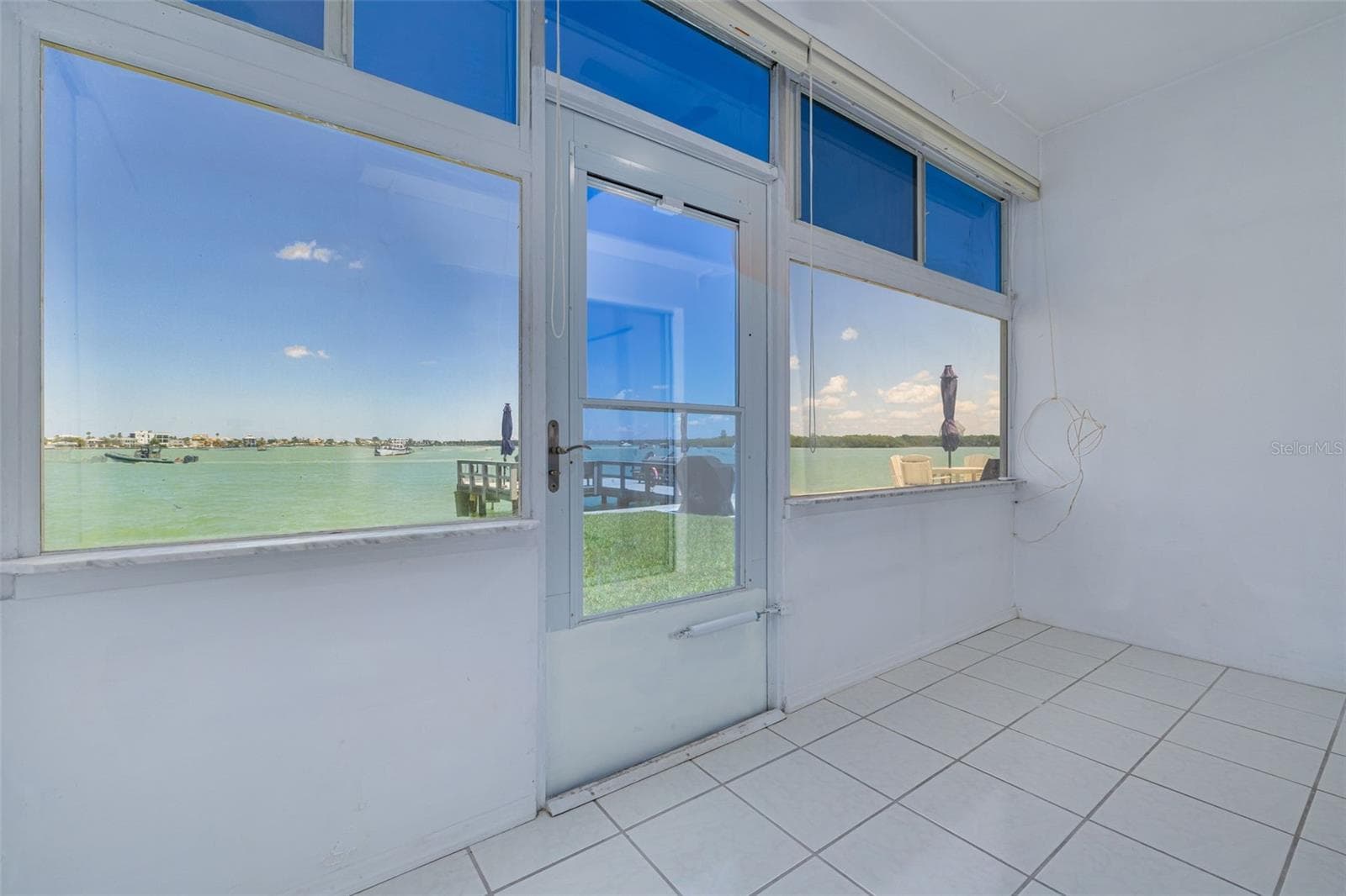 Florida room with door directly out to water - 250 126TH AVE #104, TREASURE ISLAND