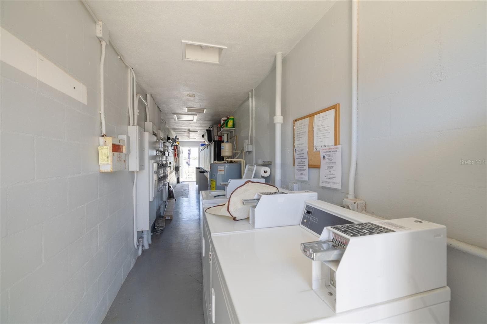 Community laundry - 250 126TH AVE #104, TREASURE ISLAND