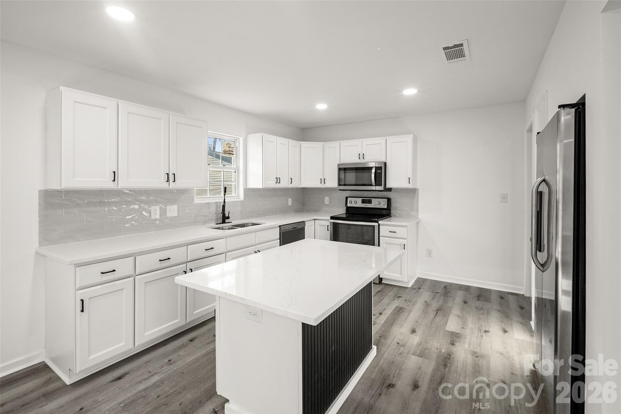 Single Family Residence at 10107 Clairemore Place, Charlotte, photo 3 of 17