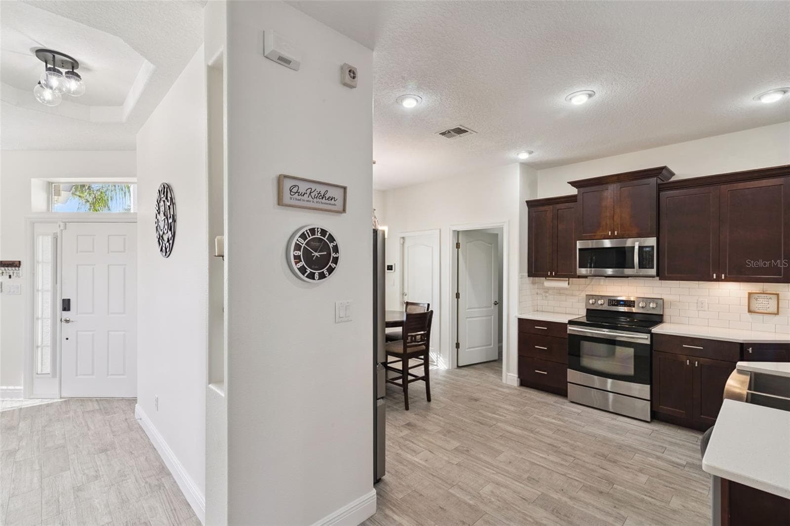 Single Family Residence at 2720 SAVANNAH DR, LEESBURG, photo 14 of 41