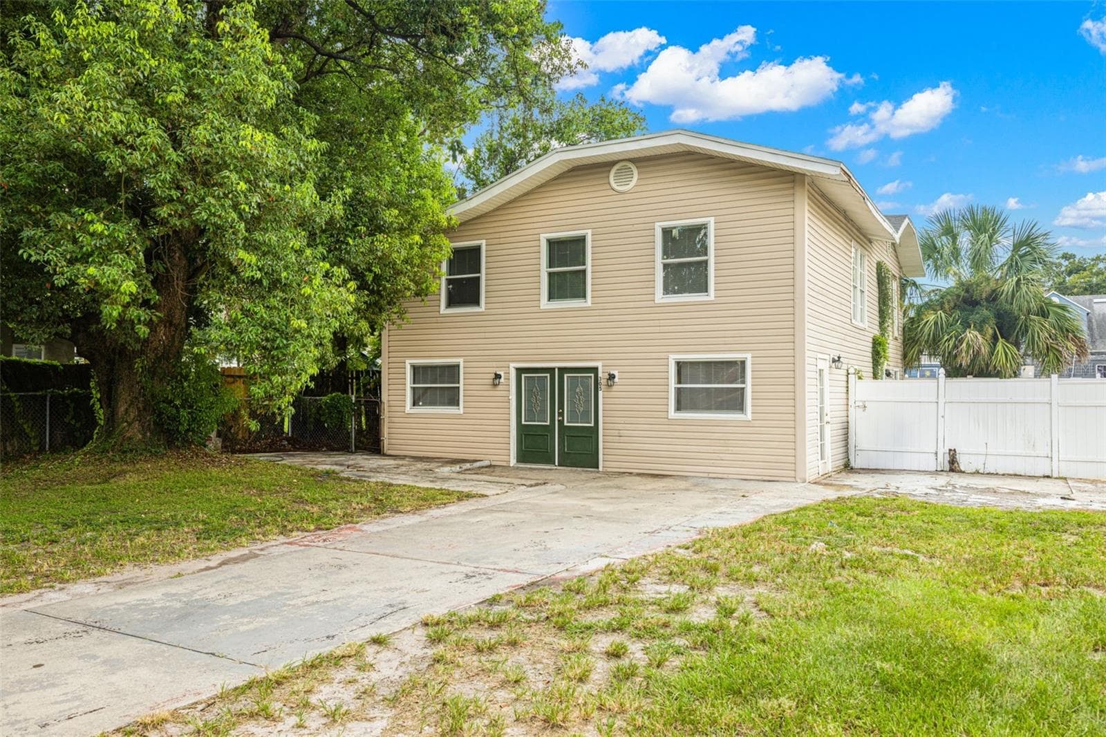 305 E HANNA AVE