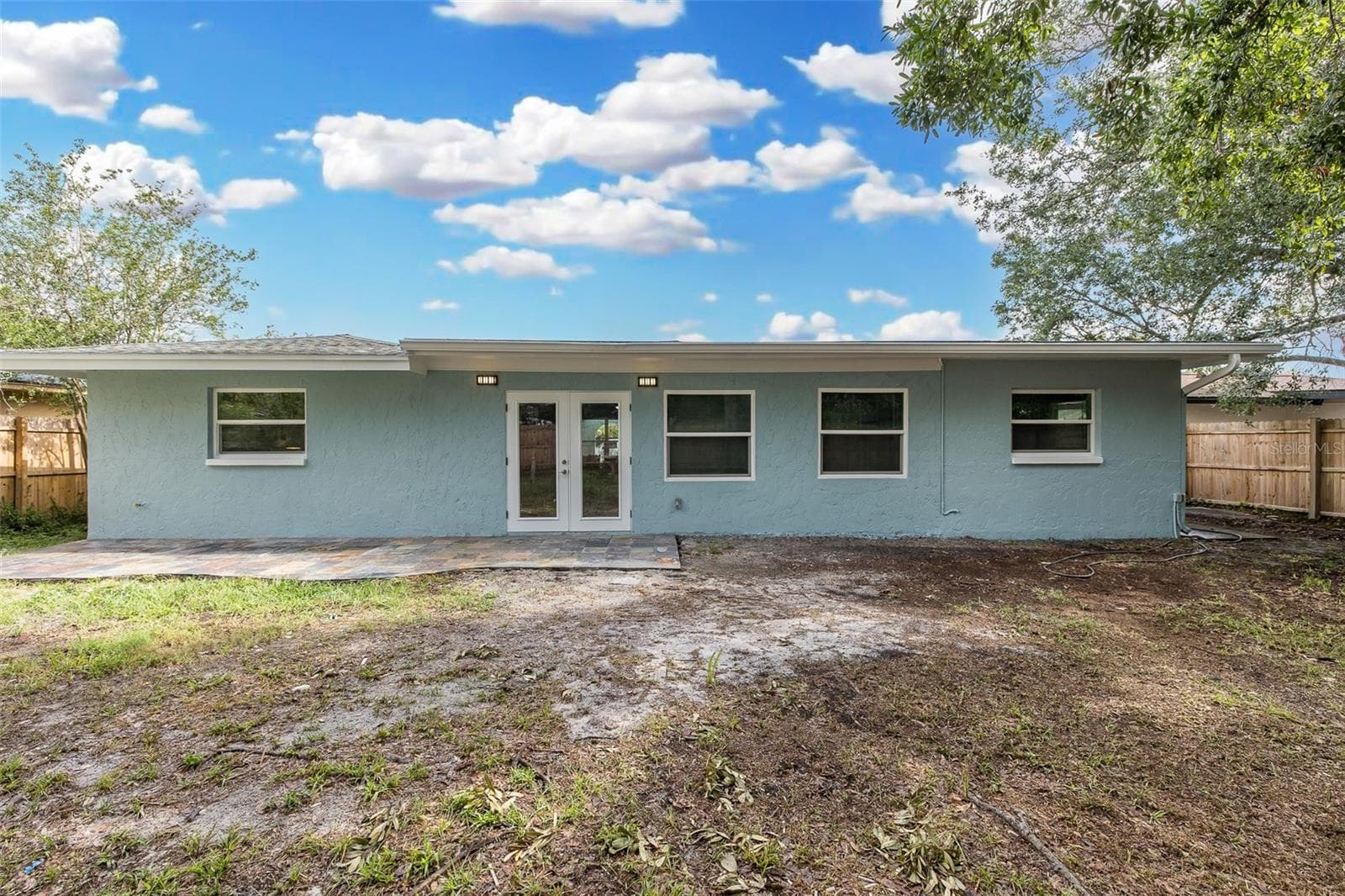 Fully-fenced backyard - 1815 DRIFTWOOD CIR S, OLDSMAR