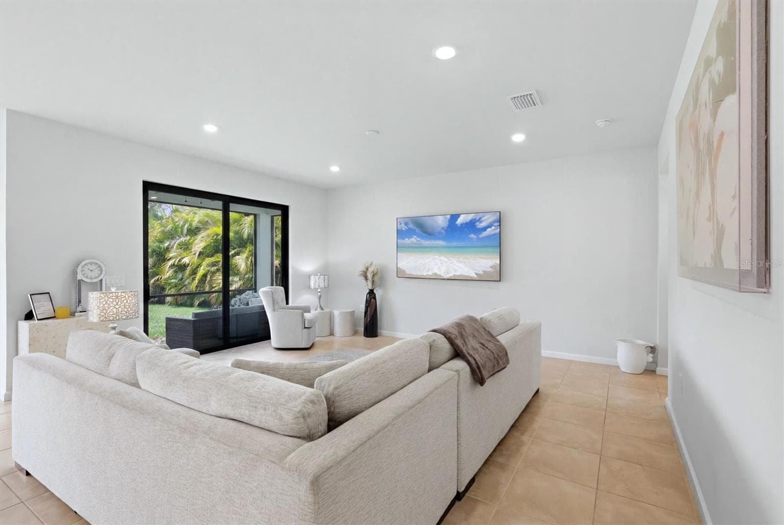 Spacious living room - 6126 BLUESTAR CT, LAKEWOOD RANCH