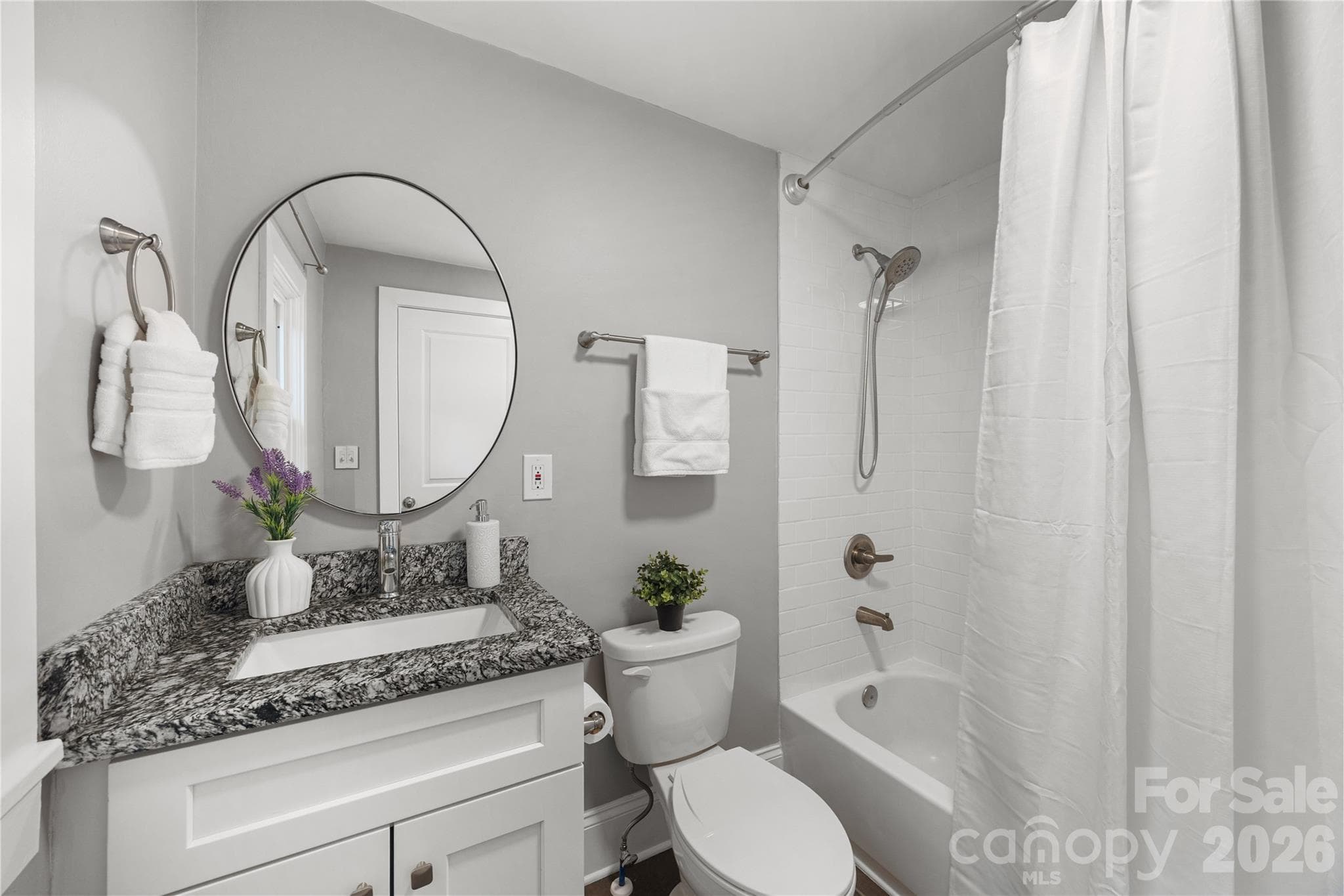 Full guest bathroom - Charlotte