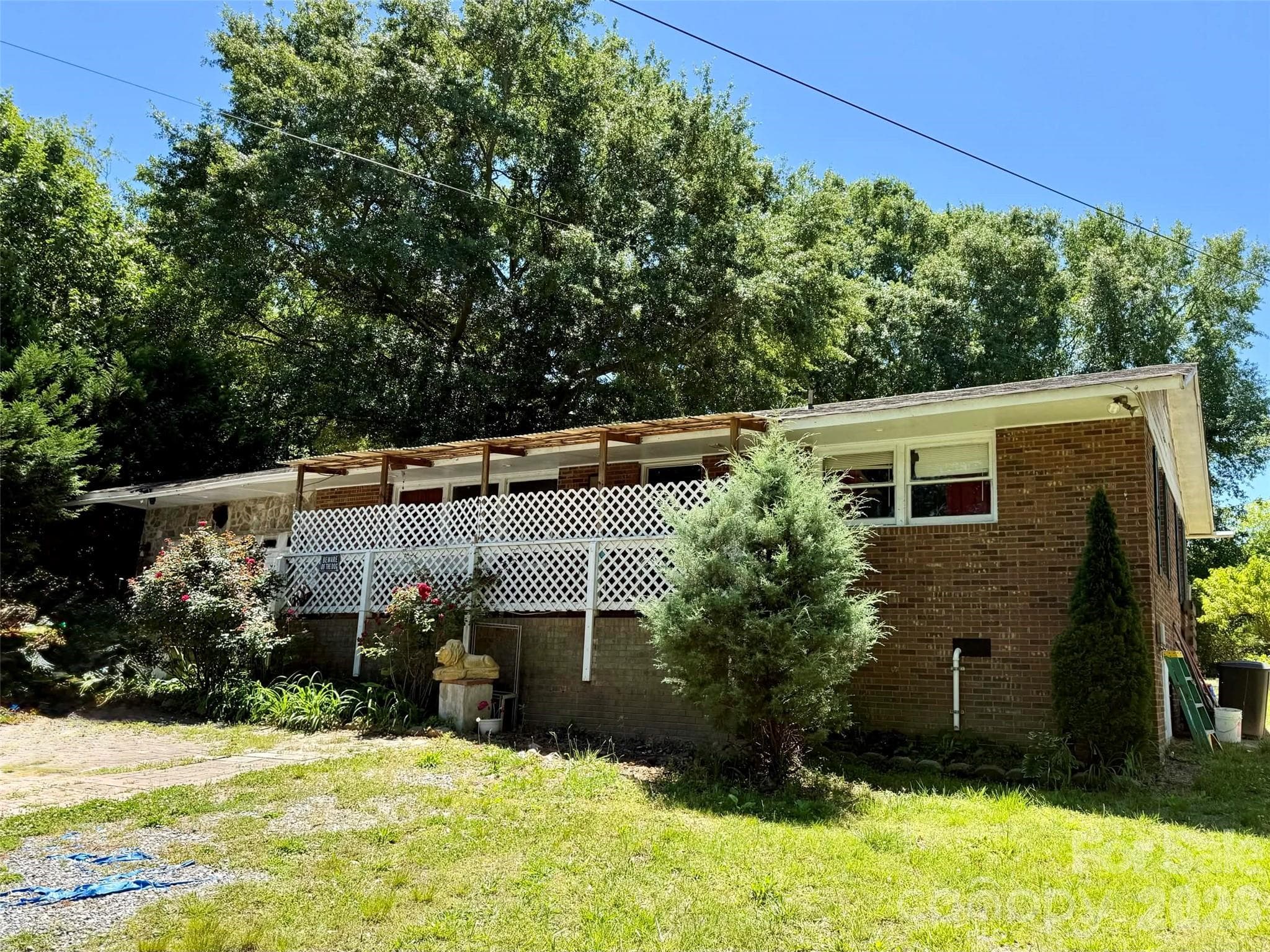 2607 Crescent Lane