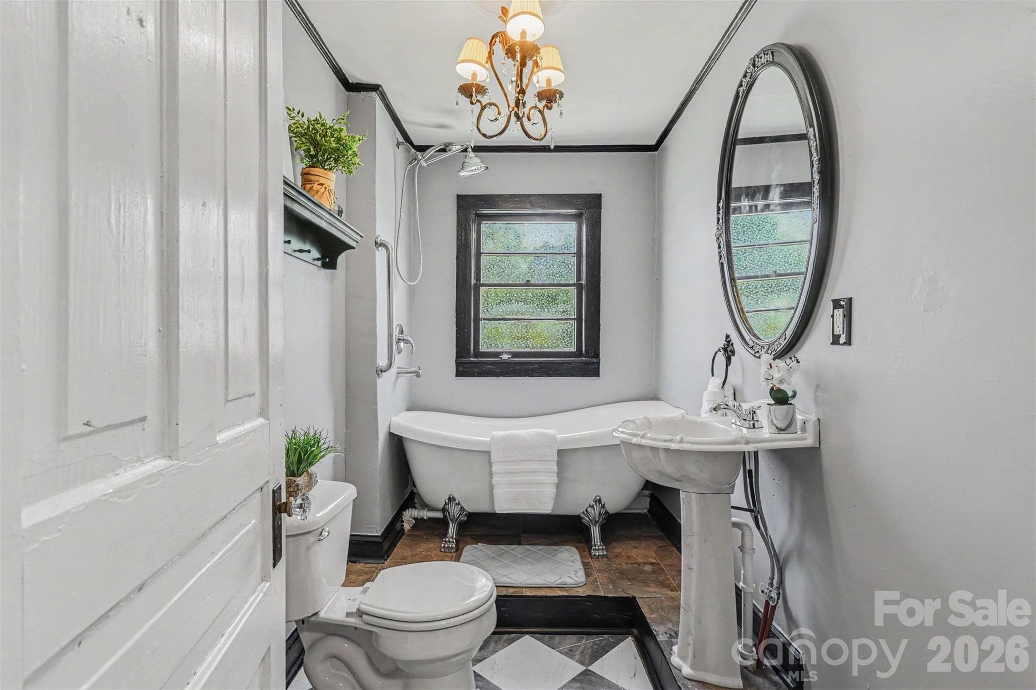 Main level full bath - 107 Hinton Street, Chester