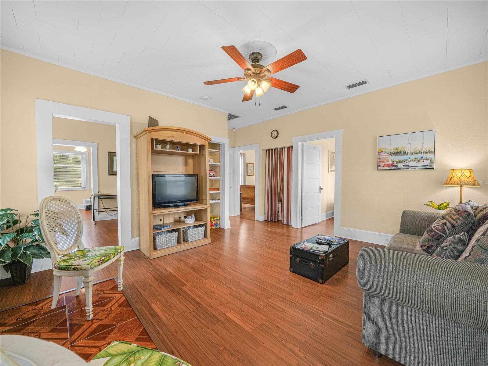 Living Room Cottage - 221 CITRUS GROVE BLVD S, POLK CITY