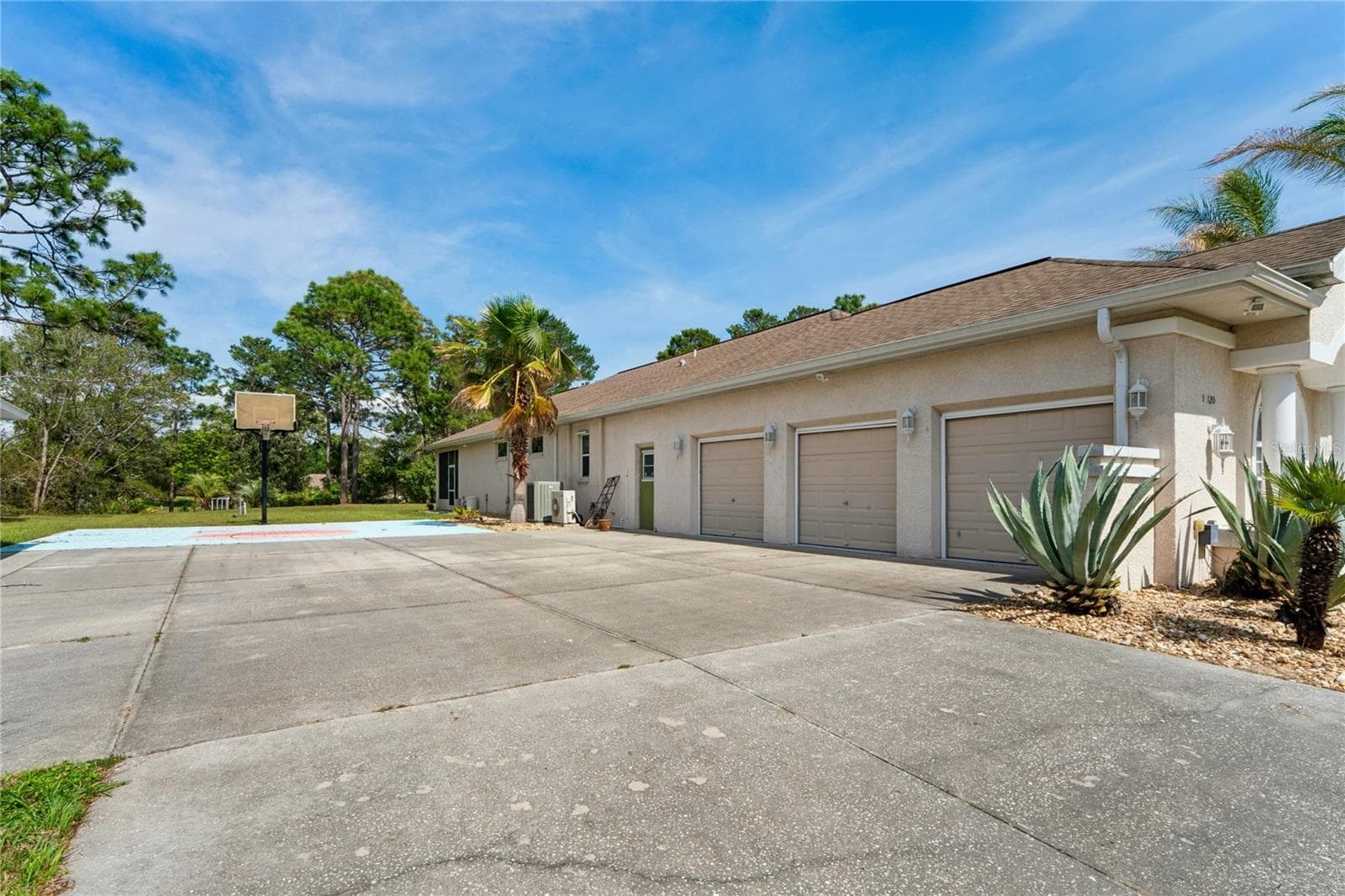 7 Car Garage in total - 10120 SHORTLEAF CT, WEEKI WACHEE