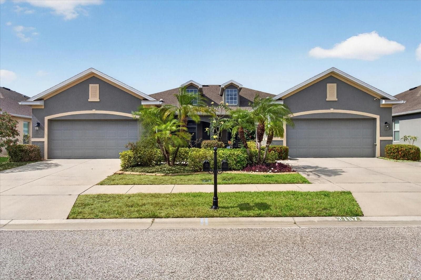 Street-facing view of the villa and neighboring homes. - 2153 BARRACUDA CT, HOLIDAY