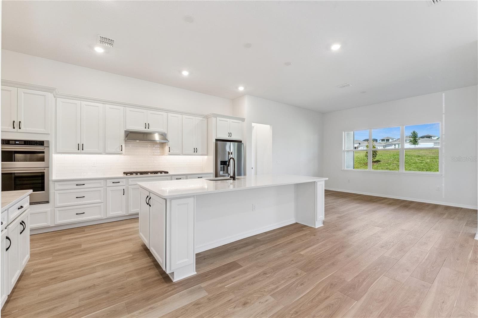 Gourmet kitchen with adjacent dinning area featuring beautiful view-light and bright! - 1552 SKYLINE HEIGHTS CIR, MINNEOLA