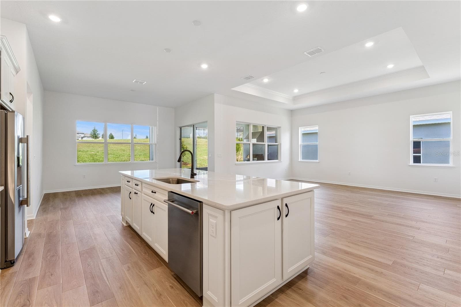 Custom Dana-style white cabinetry - 1552 SKYLINE HEIGHTS CIR, MINNEOLA