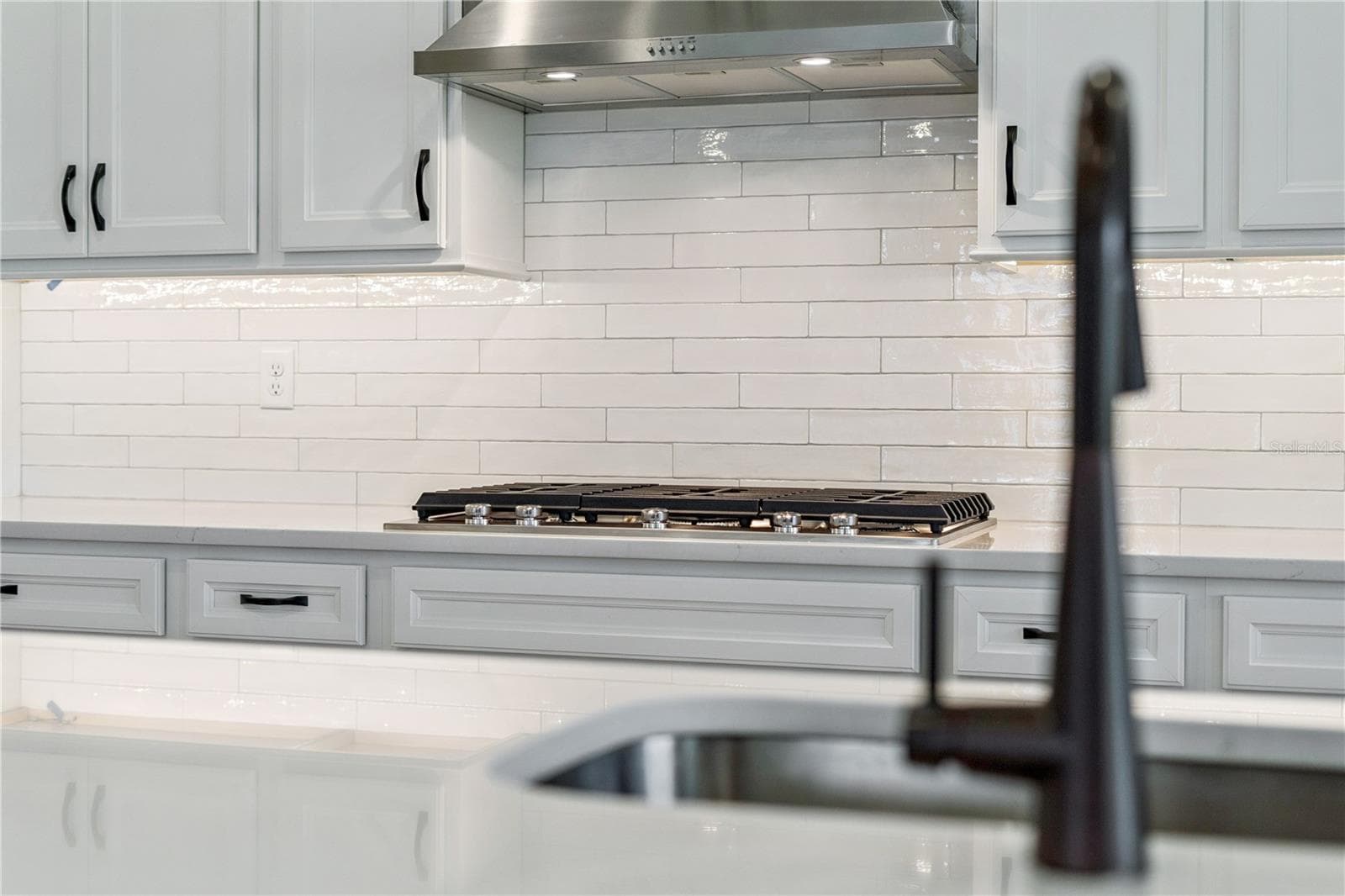 White Zellige-style backsplash - 1552 SKYLINE HEIGHTS CIR, MINNEOLA