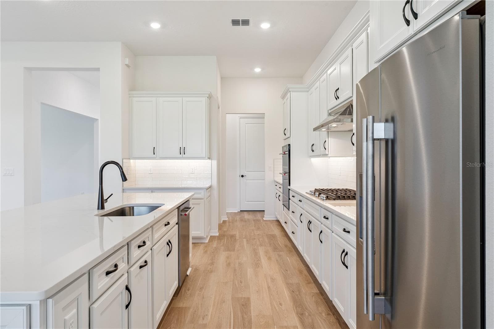 Stainless side by side refrigerator included - 1552 SKYLINE HEIGHTS CIR, MINNEOLA