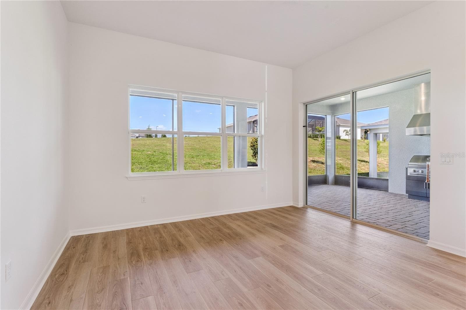Dinning convenient to summer kitchen - 1552 SKYLINE HEIGHTS CIR, MINNEOLA