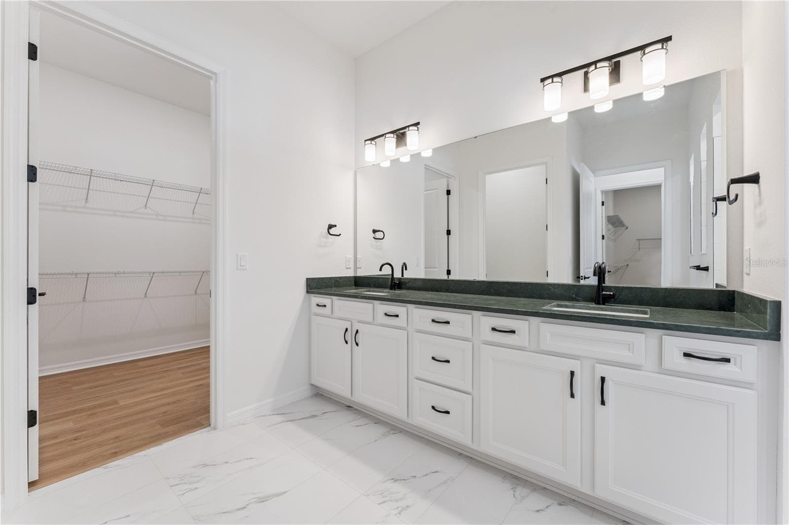 OWNER'S BATH-JARDIN EMERALD QYARTZ - 1552 SKYLINE HEIGHTS CIR, MINNEOLA