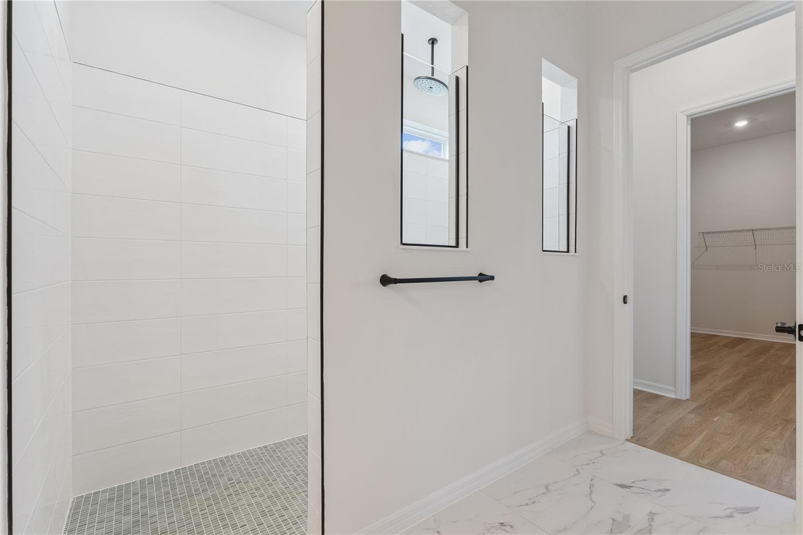 JADE MOSAIC SHOWER FLOOR W/WHITE - 1552 SKYLINE HEIGHTS CIR, MINNEOLA